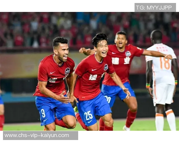 河南建业迎战广州恒大争夺中超联赛关键三分的激烈对决